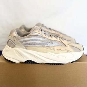 AUTHENTIC Adidas Yeezy Boost 700 V2 Cream size 9.5 GY7924 2021 PRE-OWNED w/ box